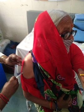 बेहरावल में 77 वर्षीय बुजुर्ग महिला ने लगवाया टीका
