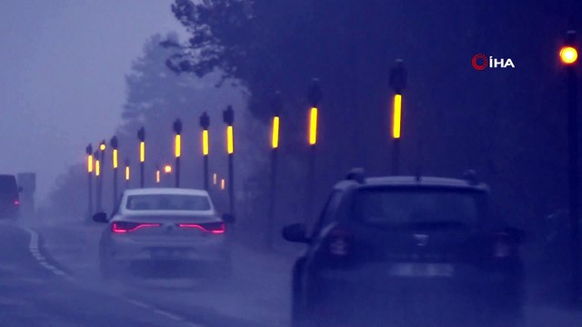 Kar ve sisin etkili olduğu Bolu Dağı’nda görüş mesafesi 20 metreye düştü