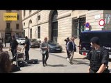 Quim Forn arriba en un cotxe policial a l'Ajuntament de Barcelona