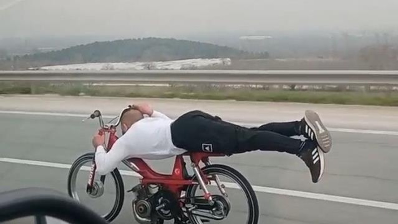 130 kilometre hızla giden motosiklet sürücüsü ölüme meydan okudu! O anlar kamerada