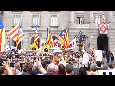 Crits a Sant Jaume: Valls, Colau, la mateixa casta!