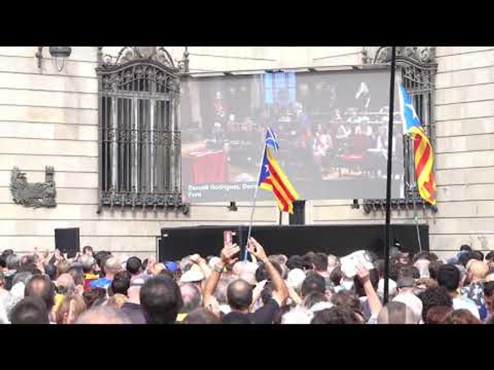 El vot de Joaquim Forn, ovacionat a la plaça Sant Jaume