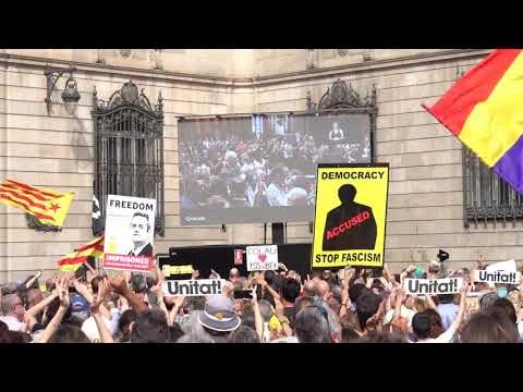 La plaça Sant Jaume escolta el discurs de Joaquim Forn