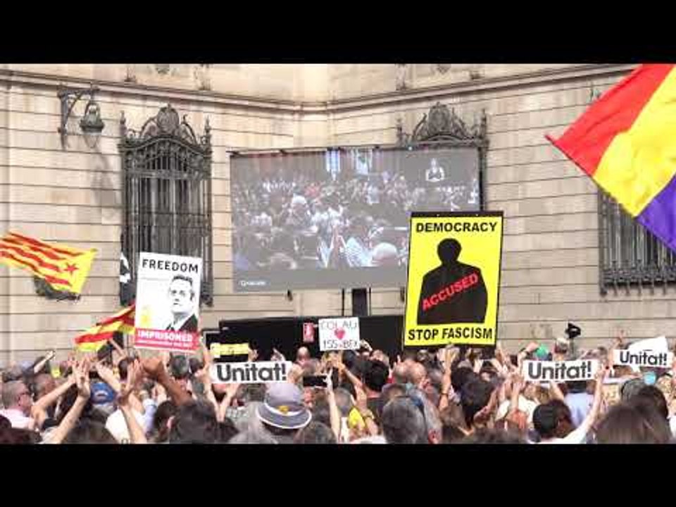 La plaça Sant Jaume "escolta" el discurs de Joaquim Forn