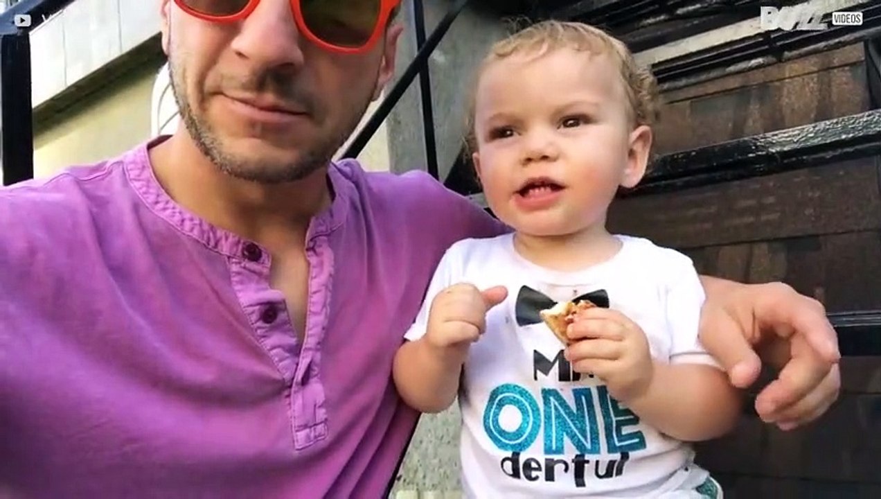 Vater versucht seinem bezaubernden Sohn beizubringen, wie man die Vokale ausspricht