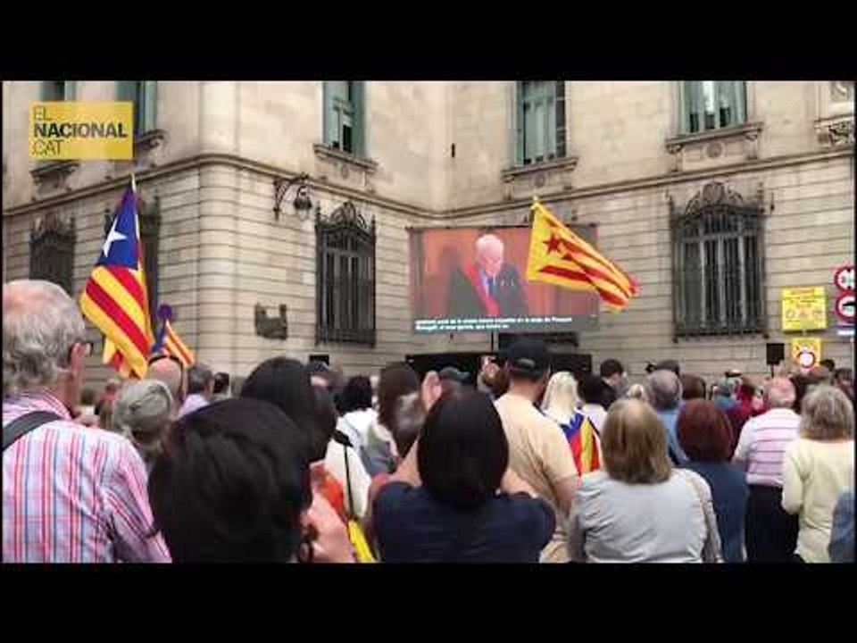 Aplaudiments al discurs d'Ernest Maragall a la Plaça Sant Jaume