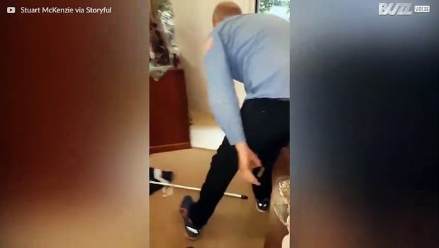 Mann findet Schlange in seinem Haus