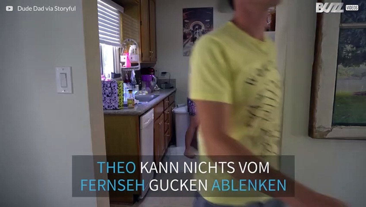 Dieses Kleinkind lässt sich nur durch Toast vom Fernseher ablenken