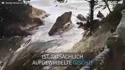 Aufgewirbelte Gischt sieht aus wie Schnee!