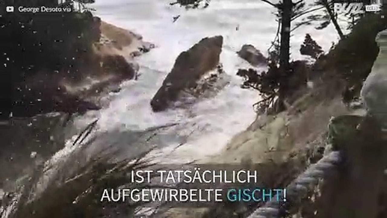 Aufgewirbelte Gischt sieht aus wie Schnee!