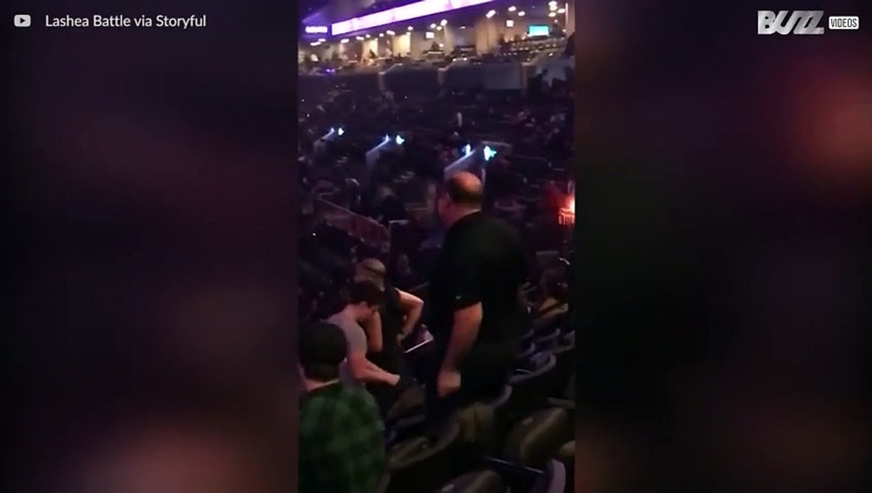 Lustiger Mann schwingt das Tanzbein vor einem Konzert