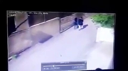 فيديو مروع يوثق لحظة اعتداء صاحب اسبقيات على فتاة بأداة في اربد