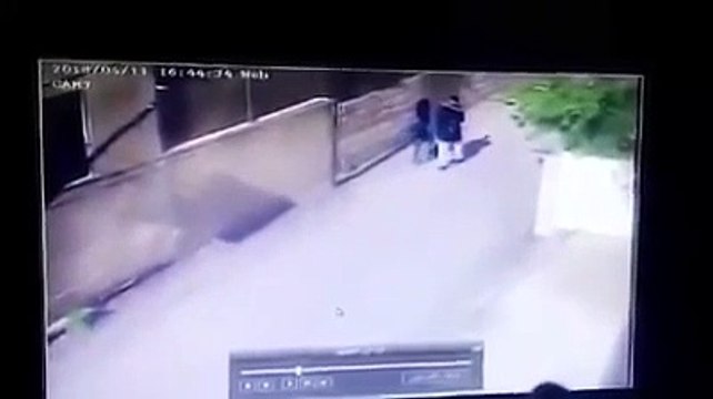 فيديو مروع يوثق لحظة اعتداء صاحب اسبقيات على فتاة بأداة في اربد