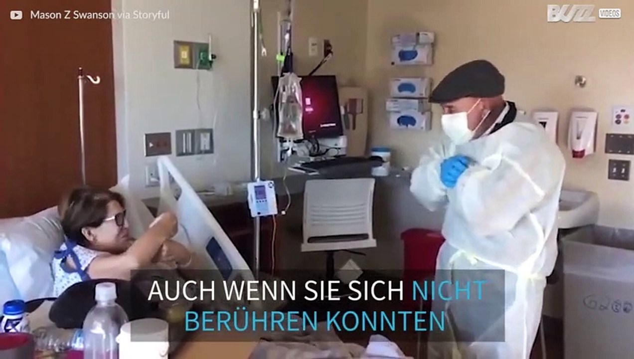 Altes Ehepaar "umarmt" sich auf rührende Weise