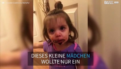 Süßes kleines Mädchen will mehr Schokoplätzchen