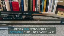 Modelleisenbahn holt Getränke aus der Küche