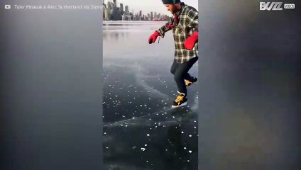 Mann führt Eislauftricks auf gefrorenem See in Toronto durch