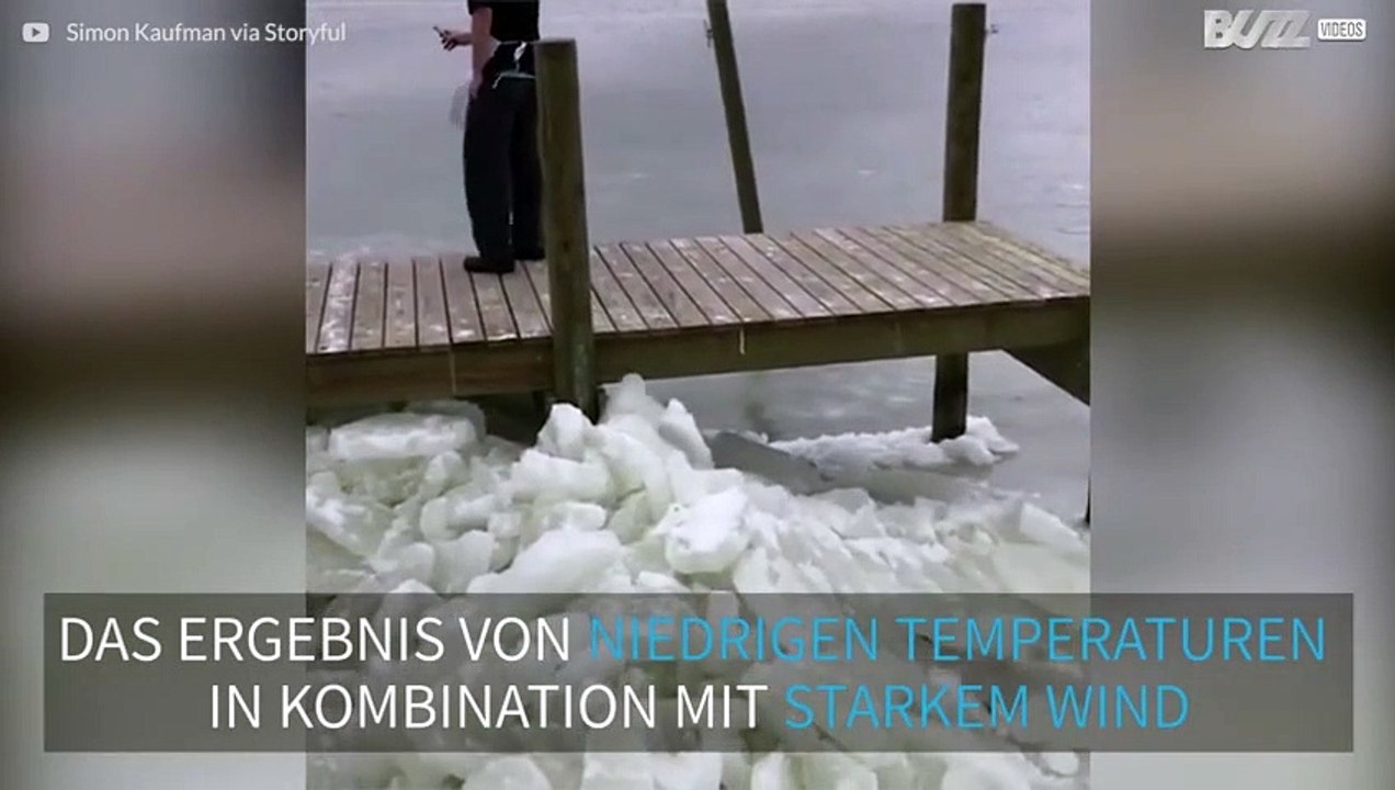 Eisschollen werden auf Holzsteg getrieben