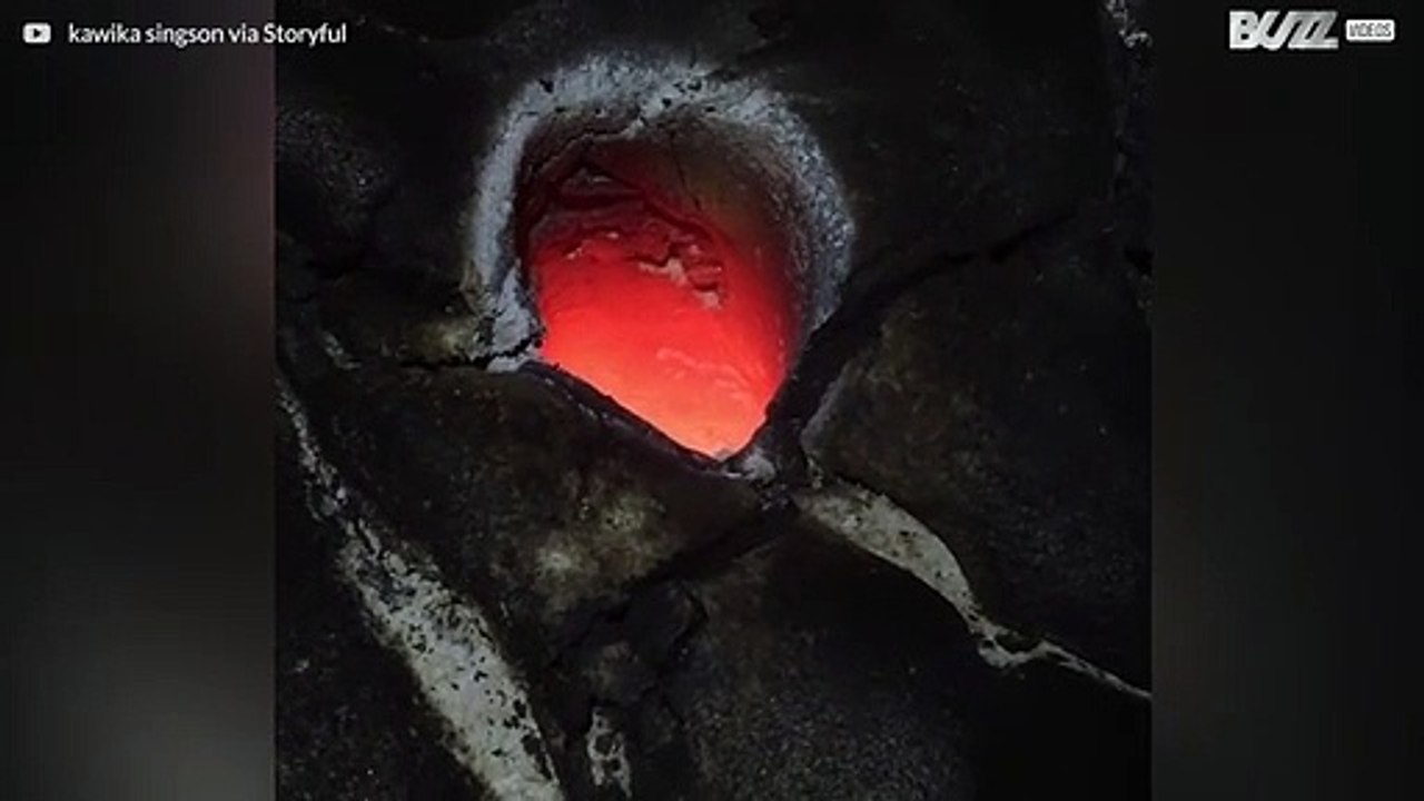 Lava frisst Baum und hinterlässt Loch