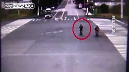 شاهد متهور يتسبب بحادث كارثي وينجو بمعجزة