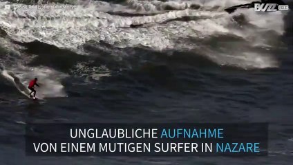 Surfer trifft auf die furchterregenden Wellen von Nazare
