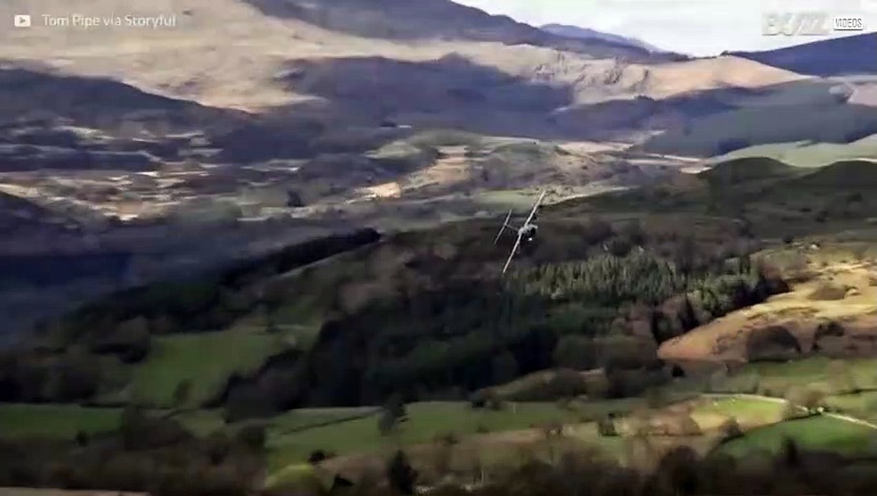 Riesiger Airbus macht gefährliche Flugmanöver in niedriger Höhe