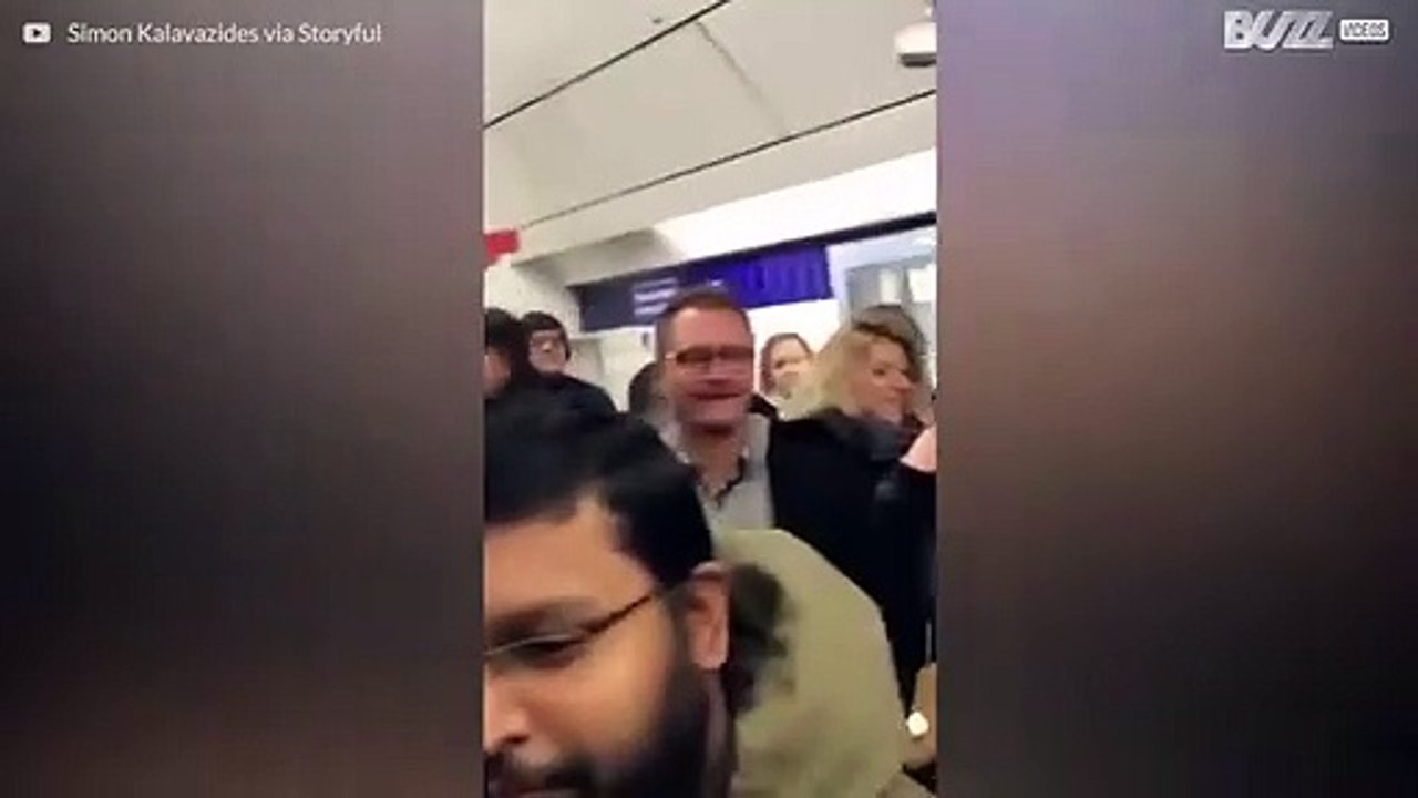 Die ganze U-Bahn Station singt im Chor!