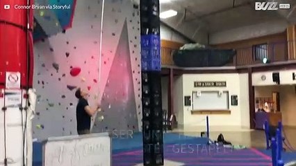 Junge zeigt auf einem hohen Turm seine Balance