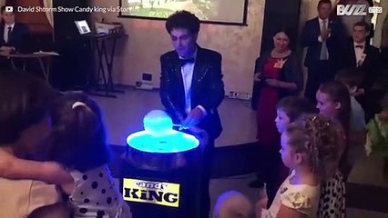 Ein Zuckerwatteverkäufer, der faszinierend gut zu Michael Jackson tanzt