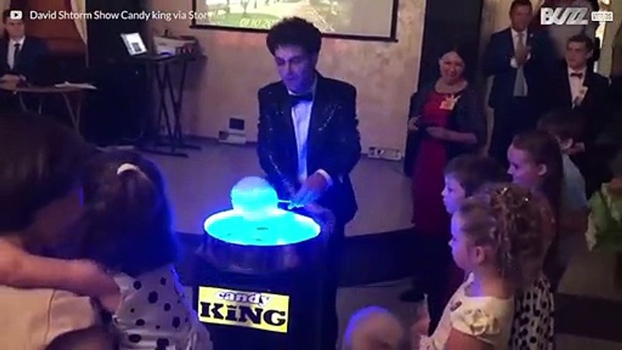Ein Zuckerwatteverkäufer, der faszinierend gut zu Michael Jackson tanzt