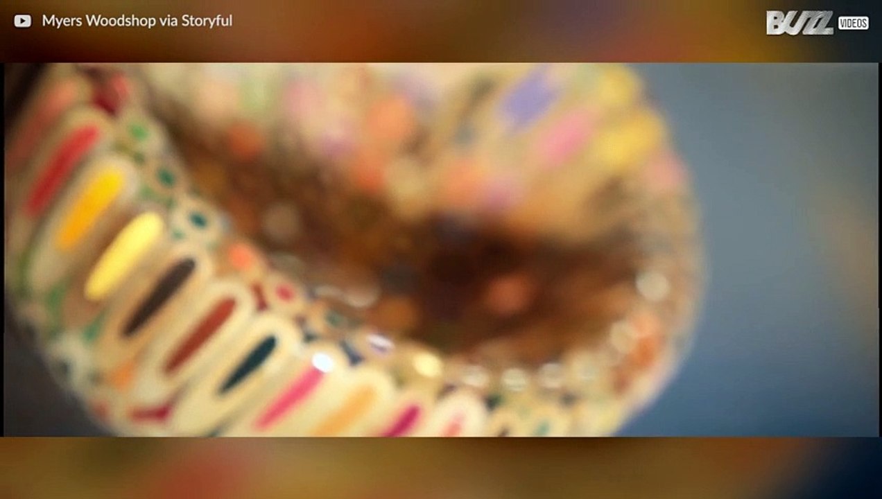 Talentierter Künstler baut eine Schüssel aus 198 Buntstiften