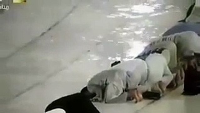 المصلون يؤدون صلاة العشاء في الحرم المكي تحت زخات المطر