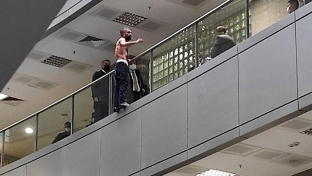 Çağlayan Adliyesi'nde intihar girişimi! Yarı çıplak halde korkuluklara çıktı