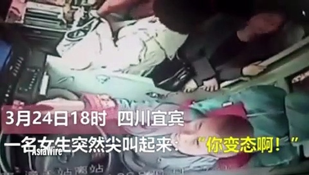 ركاب حافلة يلقنون شابا درسا قاسيا لتحرشه بفتاة