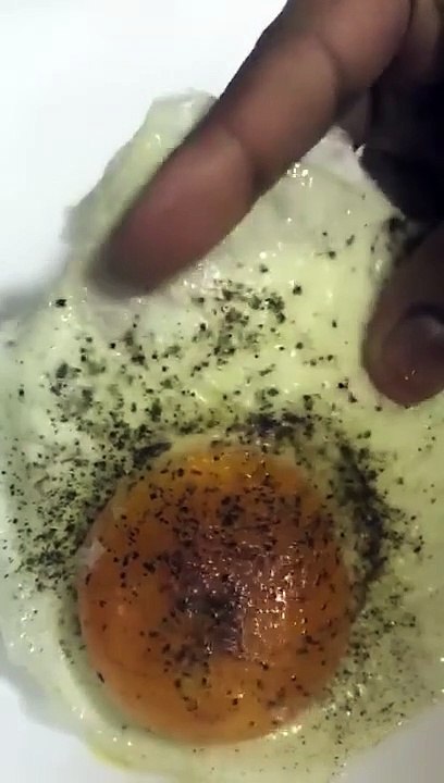 هذي تقول انها شرت بيض من لولو هايبر ماركت وتقول أن البيض حقهم مو طبيعي فيه بلاستيك