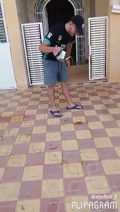 شاب مغربيمهوييحاول صب الشاي من البلكونة