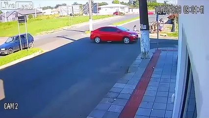 بالفيديو لحظة صدم سيارة لـعربة كارووالإطاحة بركابها