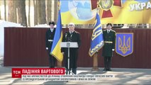 Опять упал?! Солдат НГУ потерял сознание во время выступления Порошенко