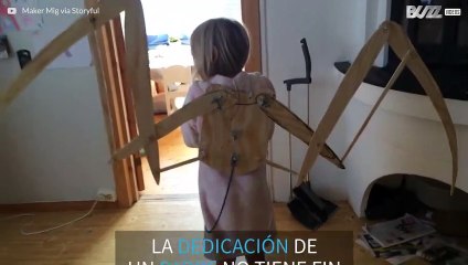 Un padre construye unas alas mecánicas para su hija