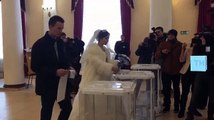 عريس وعروسه يشاركان في الانتخابات الرئاسية الروسية يوم زفافهما