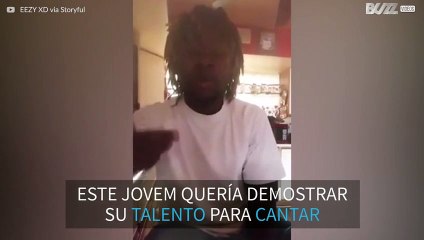 ¡Le cambia la voz abruptamente mientras canta y se hace viral!