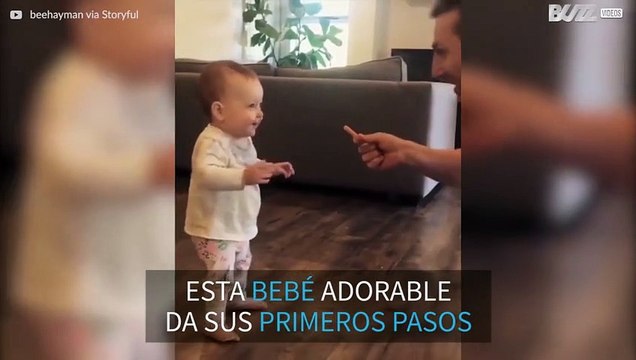¡Bebé da sus primeros pasos por conseguir una patata frita!