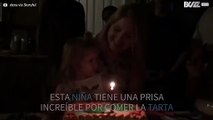 ¡Menuda prisa que tiene esta niña por comerse la tarta!