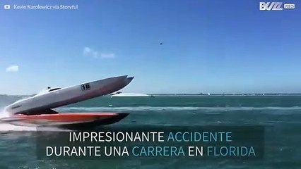 Increíble accidente durante una carrera de lanchas a gran velocidad