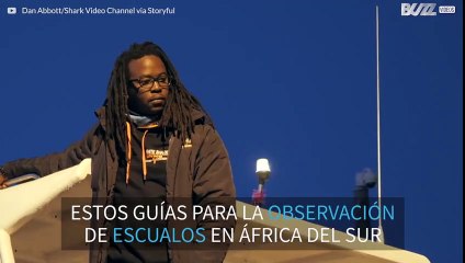 Tiburón blanco da un salto alucinante junto a un barco en África del Sur