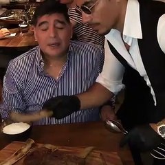 مارادونا في ضيافة الطباخ التركي الشهيرSalt Bae
