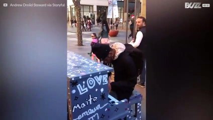 Pianista toca su propia versión del clásico villancico 'Carol of the Bells'