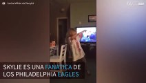 Niñita celebra la victoria de su equipo bailando