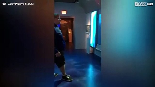 Virtual jaws frightens unsuspecting museum visitor
