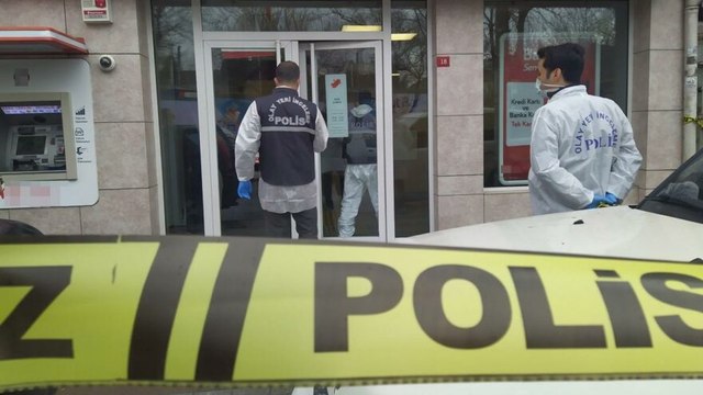 İstanbul’da banka soygunu! Güvenlik görevlisini bıçakladı, paraları alıp kaçtı